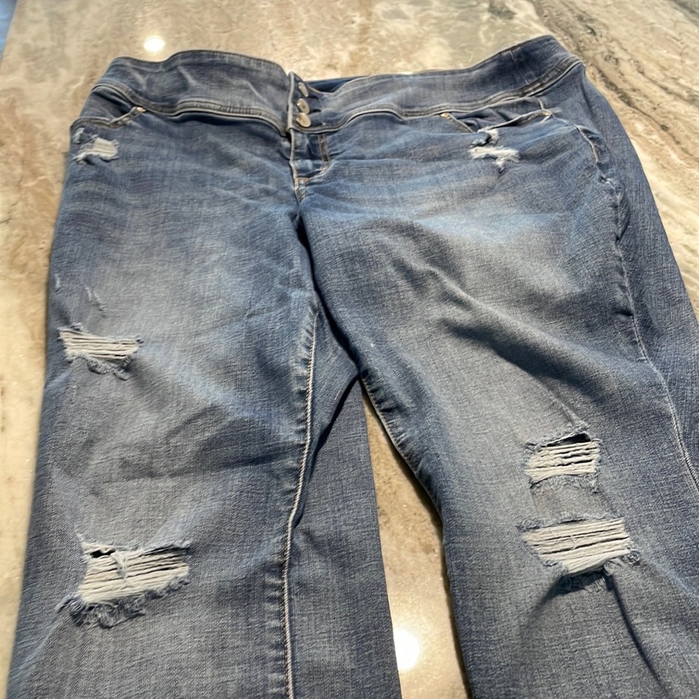 High rise distressed legging.